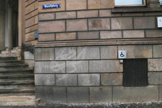 Foto der Klingel für Rollstuhlfahrer am Haupteingang des Oberlandesgerichts Gebäude Bankplatz 6 Braunschweig