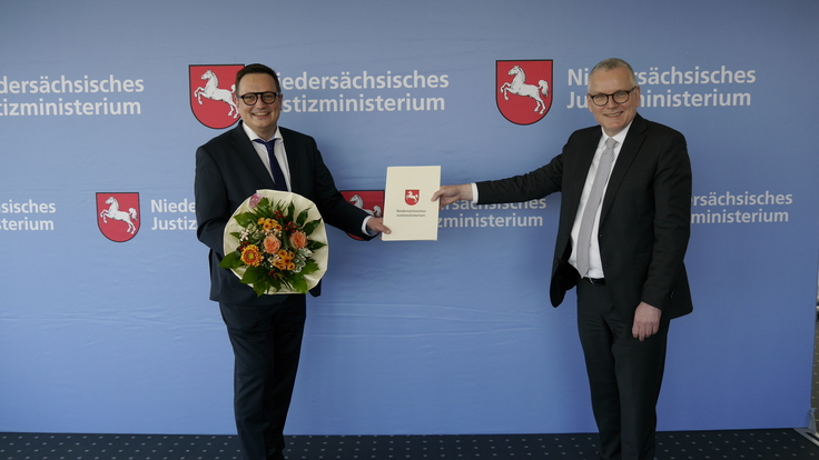 Foto des Präsidenten des Landgerichts Braunschweig Ingo Michael Groß und Staatssekretär Dr. Frank-Thomas Hett