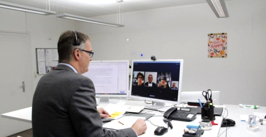 Herr Oberregierungsrat Grothe in seinem Büro bei einem Online-Bewerbungsgespräch