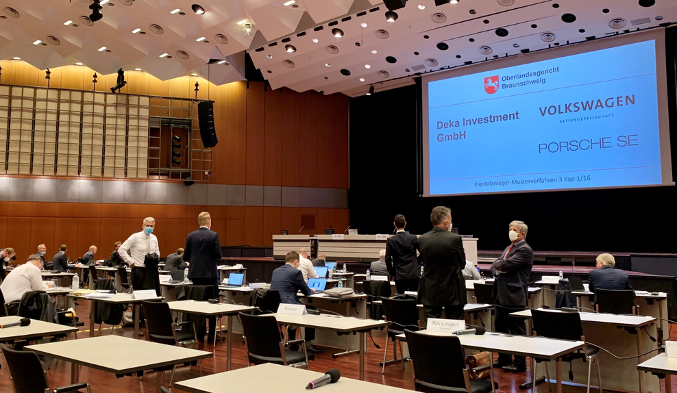 Foto des Sitzungssaals vom Kapitalanleger-Musterverfahren gegen VW und Porsche in der Stadthalle Braunschweig