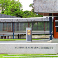 Hausansicht vom Bundesverfassungsgericht mit Bundesadler