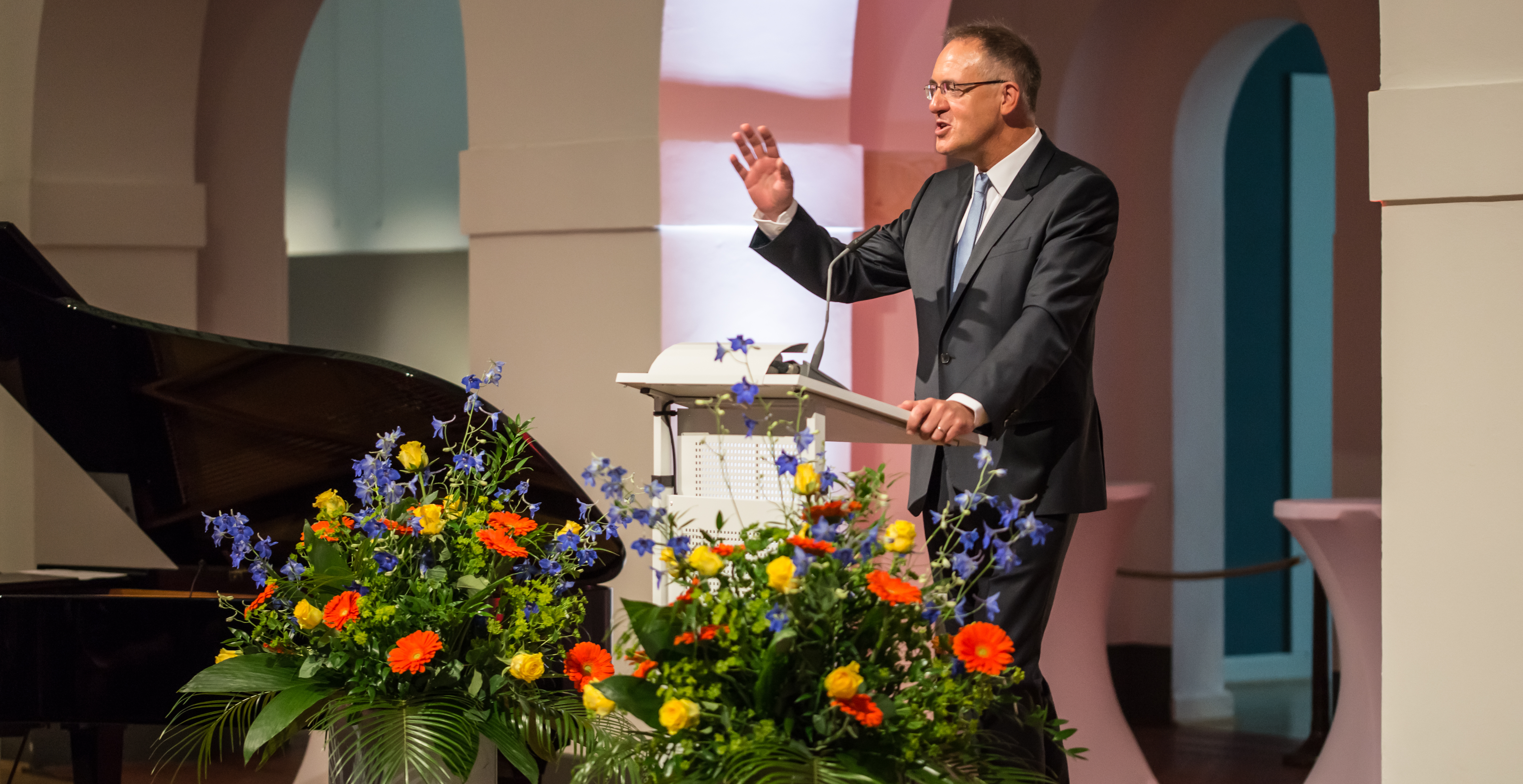 Foto des Präsidenten des Oberlandesgerichts Wolfgang Scheibel bei einer Rede (zum Grußwort)